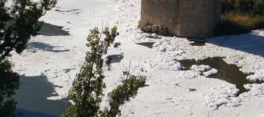 El río Tajo sucio a su paso por la ciudad de Toledo