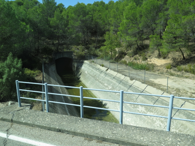 Canal del trasvase del río Tajo al Segura, ahora vacío. Foto: Charo R.