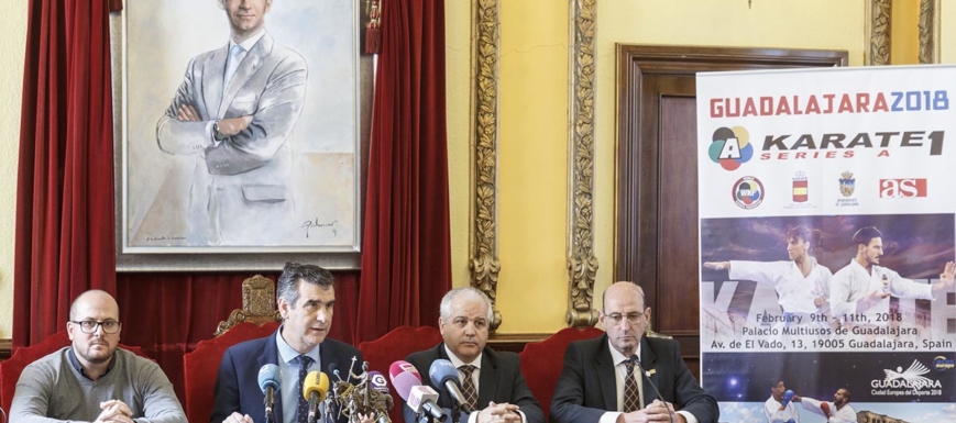Antonio Román, presentando la Premier League de kárate