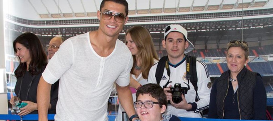 Enrique Fernández Plaza, de Fuensalida (Toledo) cumplió su sueño de conocer a los jugadores del Madrid, como Ronaldo, gracias a la amista de su padre con Butragueño