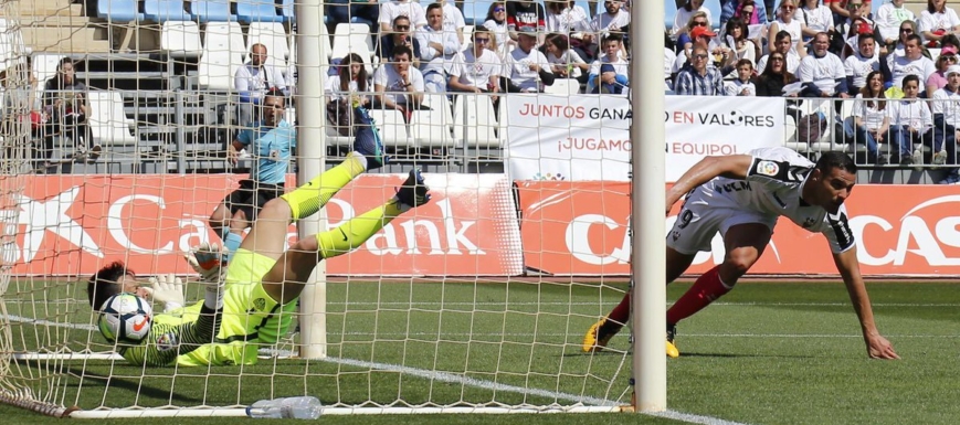El Albacete, marcando en el campo del Almería