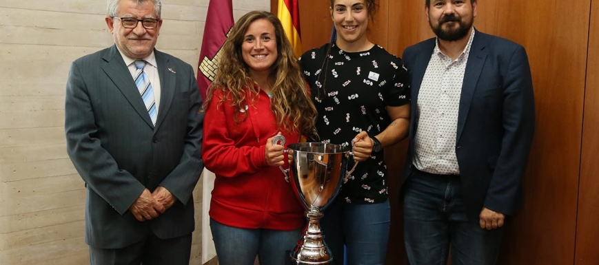 De izquierda a derecha: Felpeto, Isabel Rico, Lourdes Alameda y Amores