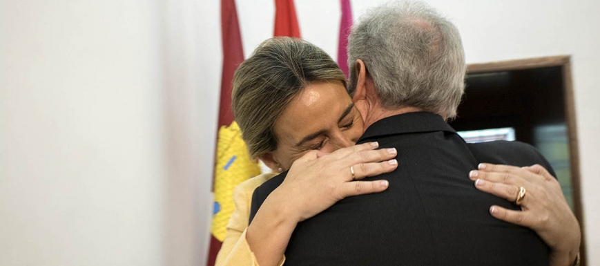 El abrazo de José María González Cabezas y la alcaldesa