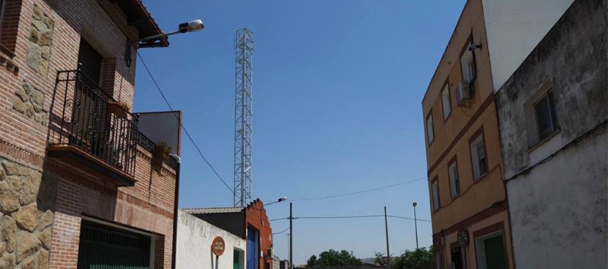 Como se ve, la antena está muy cerca de las casas