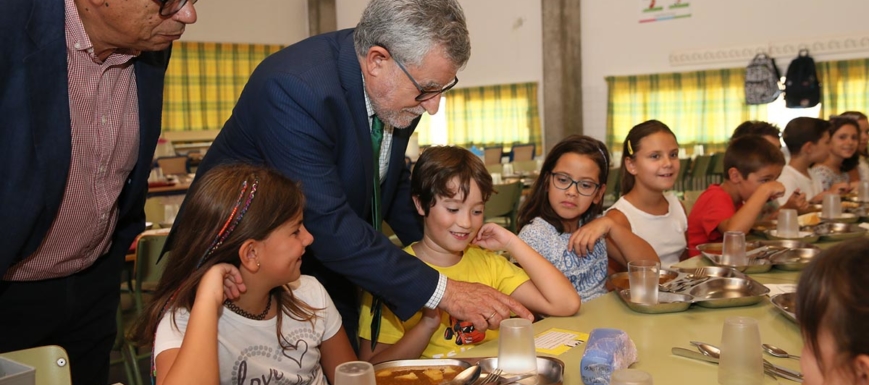 Felpeto, en una ayuda de comedor en el colegio Europa