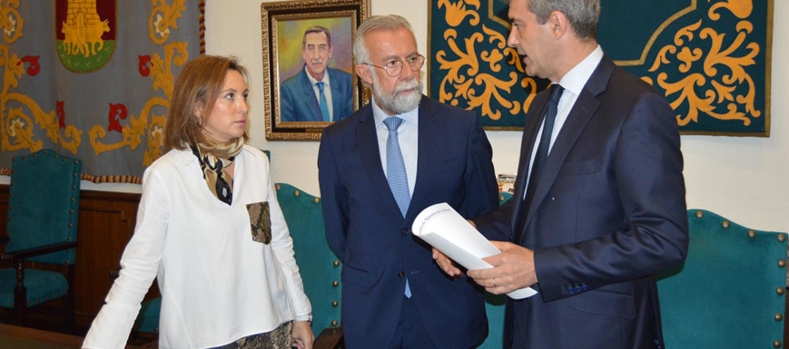 Acto de la firma del convenio para mejorar el recinto amurallado del Casco de Talavera