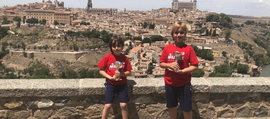 Pablo (izquierda) y Álvaro Quintanero posan con sus trofeos