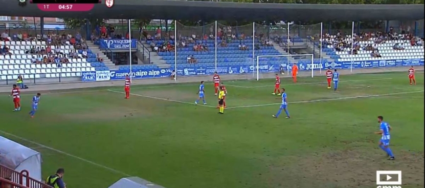 Lance del partido entre el Talavera y el Granada B