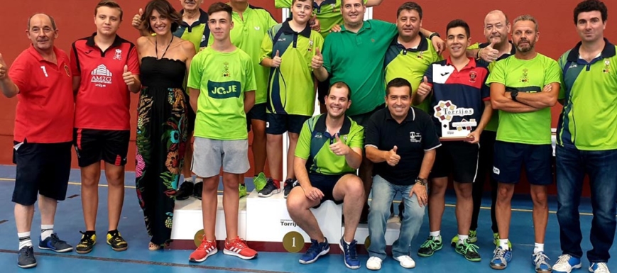Foto de grupo del torneo de tenis de mesa en Torrijos