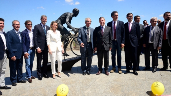 Bahamontes, con sus compañeros, las autoridades y la escultura