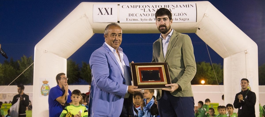 Javier Arizmendi, con el alcalde de Villaseca, Jesús Hijosa