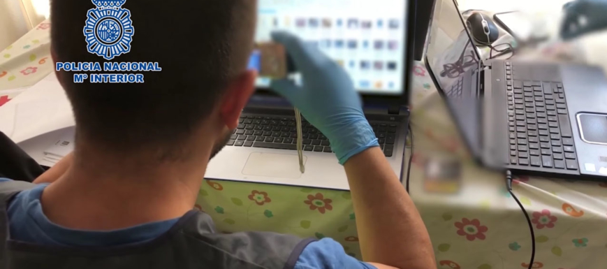 Foto de archivo de la Policía Nacional investigando archivos con pornografía infantil