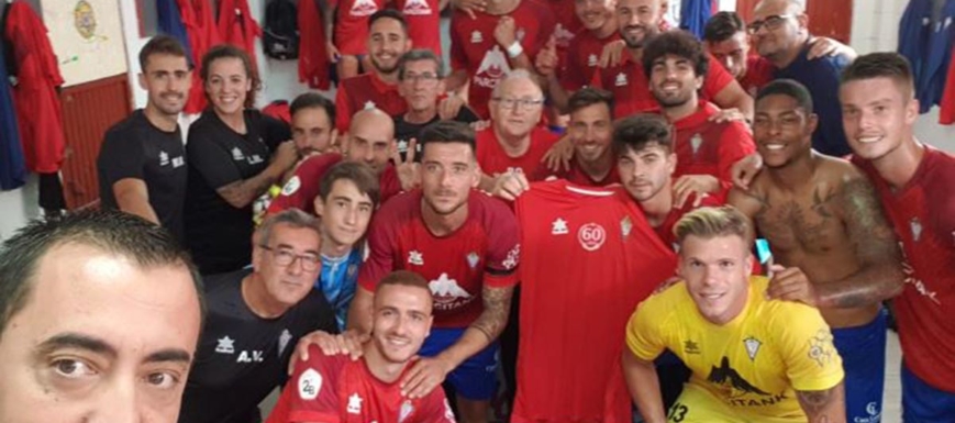 La plantilla del Villarrobledo, festejando la victoria frente al Villarrubia