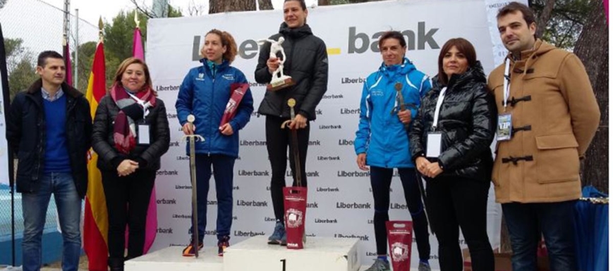 Podio absoluto femenino del Cross Espada Toledana, en la que ganó Irene Sánchez-Escribano