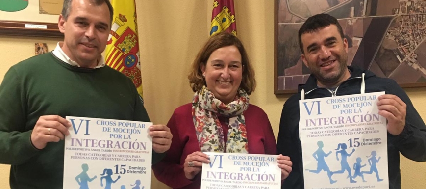 Alcaldesa y concejales, en la presentación del Cross por la Integración de Mocejón