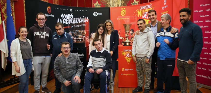 Miembros de Apace Toledo, con la alcaldesa, el concejal y la Copa del Mundo y el Eurobasket