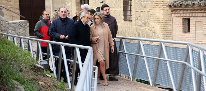 Tolón, accediendo a la nueva pasarela de acceso a la ermita de la Virgen del Valle
