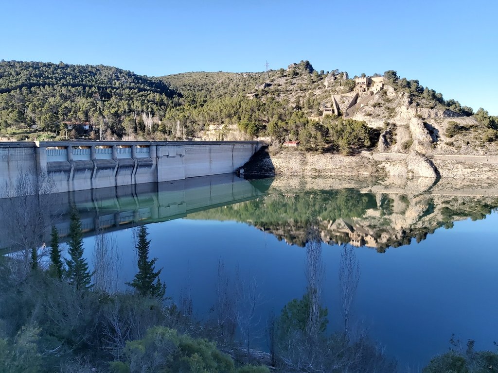 Buscan a una persona caída al agua en el embalse de ...